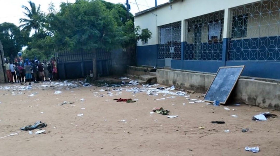 Manifestantes bloqueiam estradas e vandalizam escola em Motomoti, Nampula