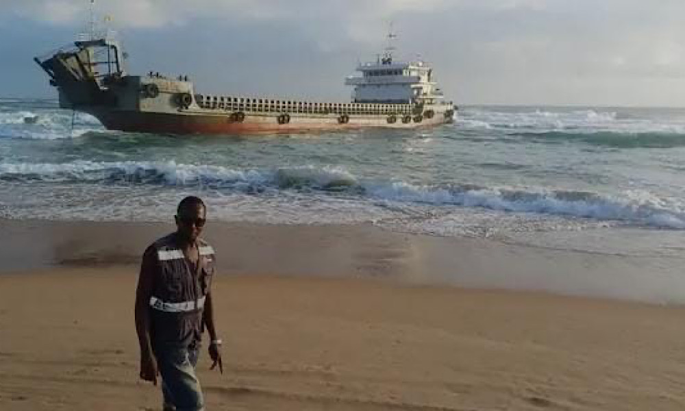 Navio encalhado na costa de Inhassunge, Zambézia Navio encalhado há 6 meses continua a poluir Inhassunge