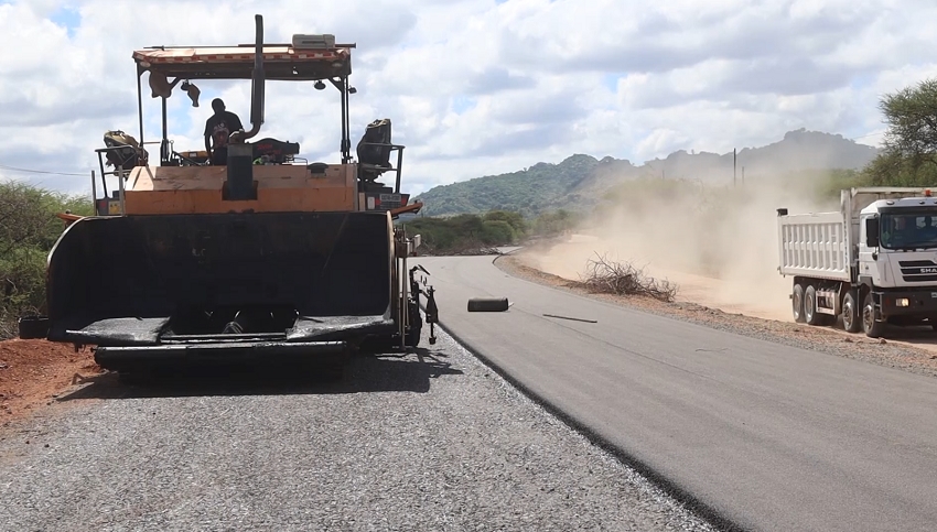 Condicionado tráfego na estrada entre Matambo e Songo